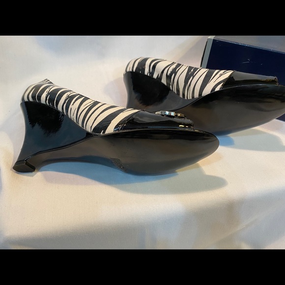 Anne Klein black patent and leather zebra. - Picture 3 of 4